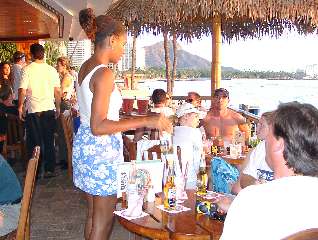 Und hinterher zu Dukes  - die Szenenkneipe am Waikiki Beach....