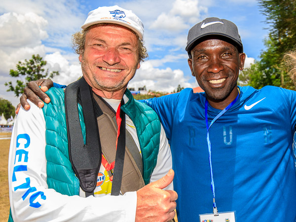 Eliud Kipchoge und Herbert Steffny in Eldoret